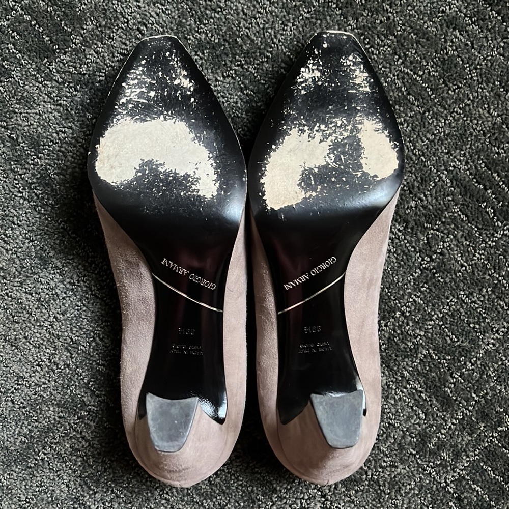 Giorgio Armani sand colored suede pumps size 39.5 - Picture 5 of 6